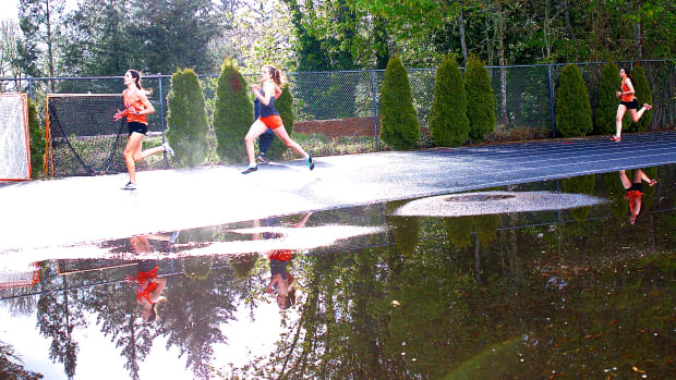 generic track and field girls distance runners photo Diana Dettwyler